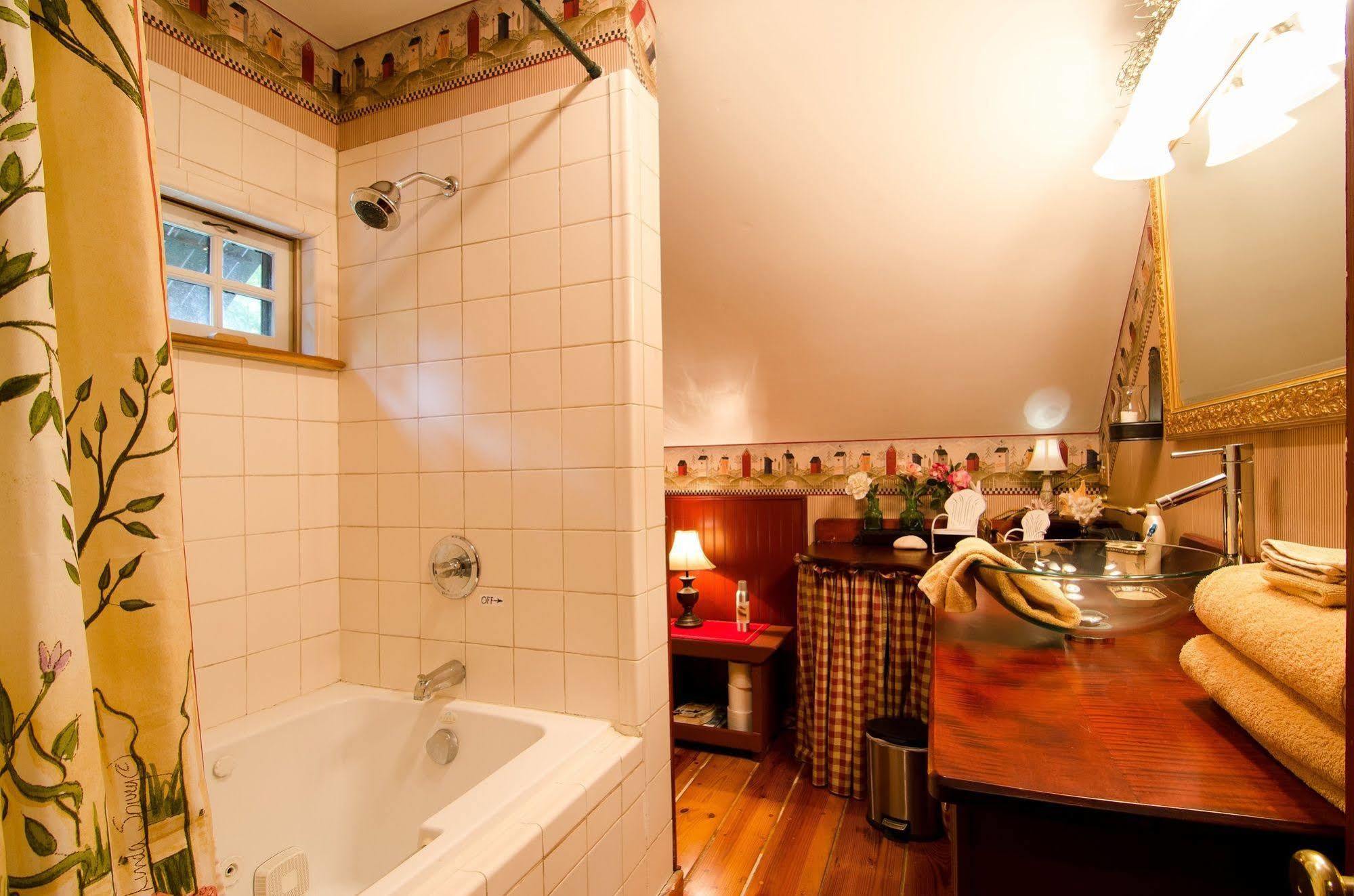 Lily Garden Bed And Breakfast ハーパーズ・フェリー エクステリア 写真
